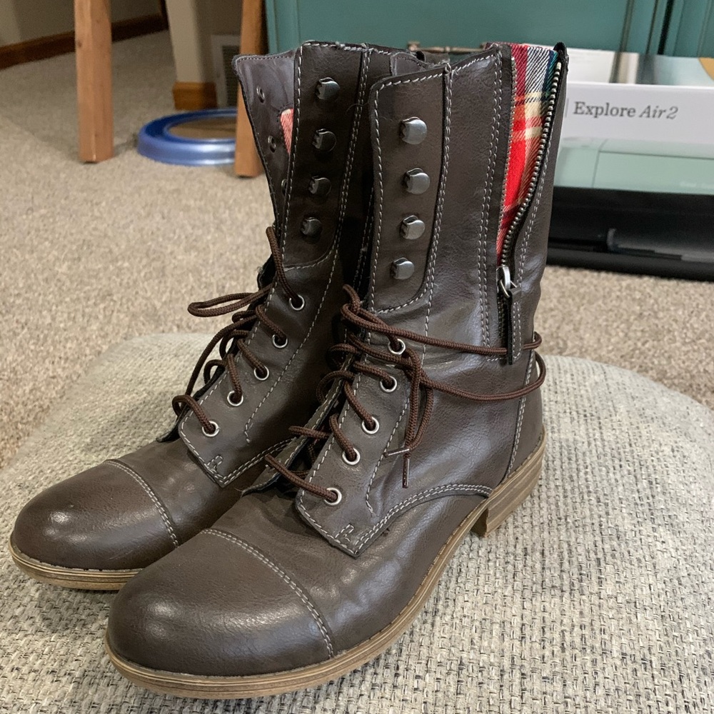 Combat boots